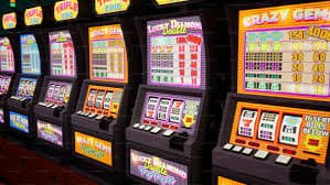 555ag တိုက်ရိုက်ကာစီနိုတွင် Live Baccarat Dealer ကဒ်ဝေနေသောမြင်ကွင်း